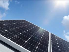 安装屋顶太阳能电池板的最佳方向和角度